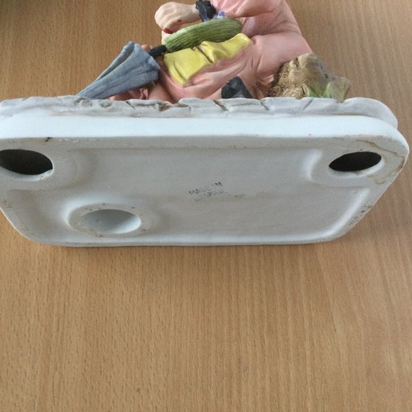 Vintage figurine sitting lady with fruits & umbrella marked made in Japan - Picture 6 of 6